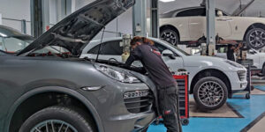 Read more about the article How Dubai Driving Conditions Can Affect Your Car’s Maintenance Needs